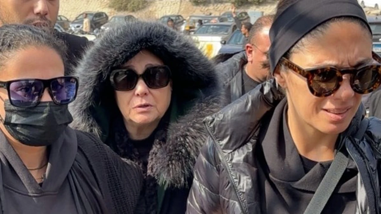 جنازة شقيق شيرين.. المئات يشيعون الجثمان بمسجد السيدة نفيسة في القاهرة